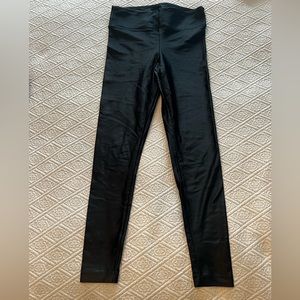 KORAL size medium. Shiny black cropped legging. Super flattering